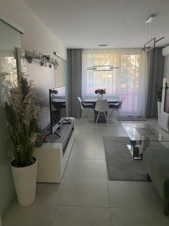 Apartmán Nitra tesisinde bir oturma alanı