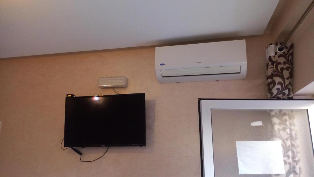 Una televisión o centro de entretenimiento en Mirleft Tayought Guest House