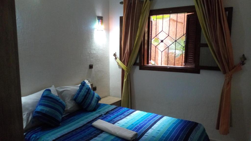 Una cama o camas en una habitación de Mirleft Tayought Guest House