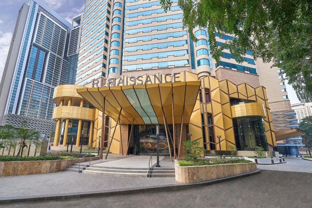 吉隆坡的住宿－Renaissance Kuala Lumpur Hotel & Convention Centre，前面有标志的建筑