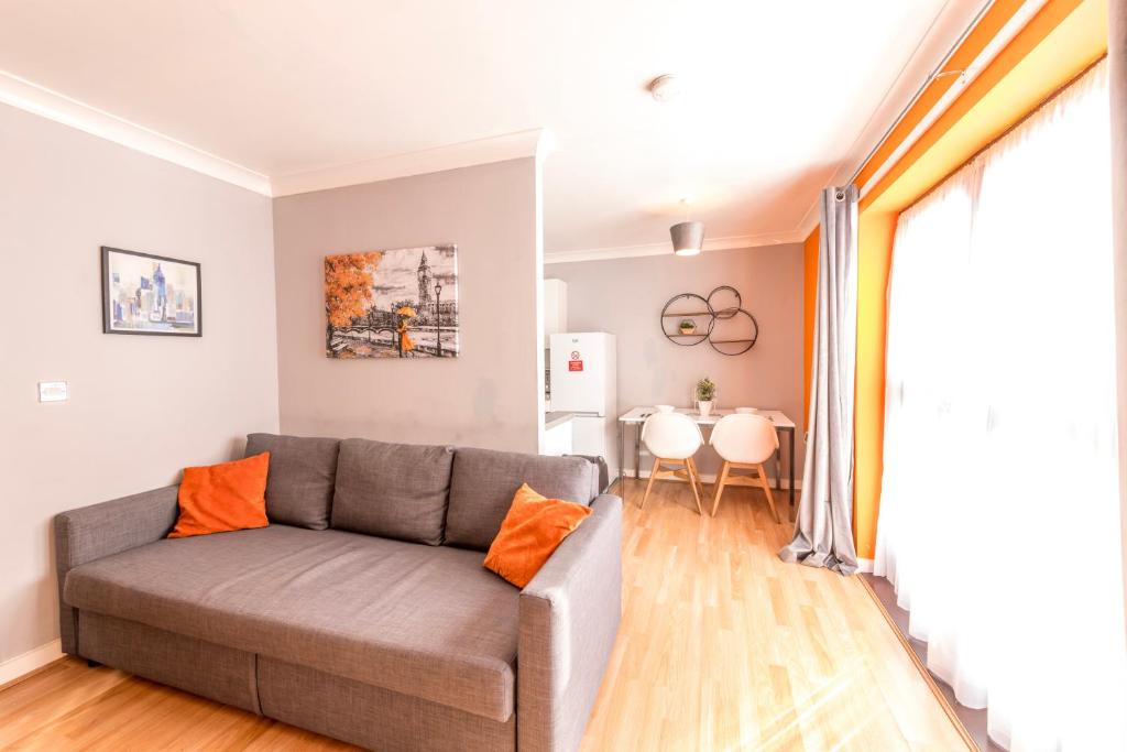 ein Wohnzimmer mit einem Sofa und einem Tisch in der Unterkunft PRIME LOCATION - City Center Apartment in Bristol