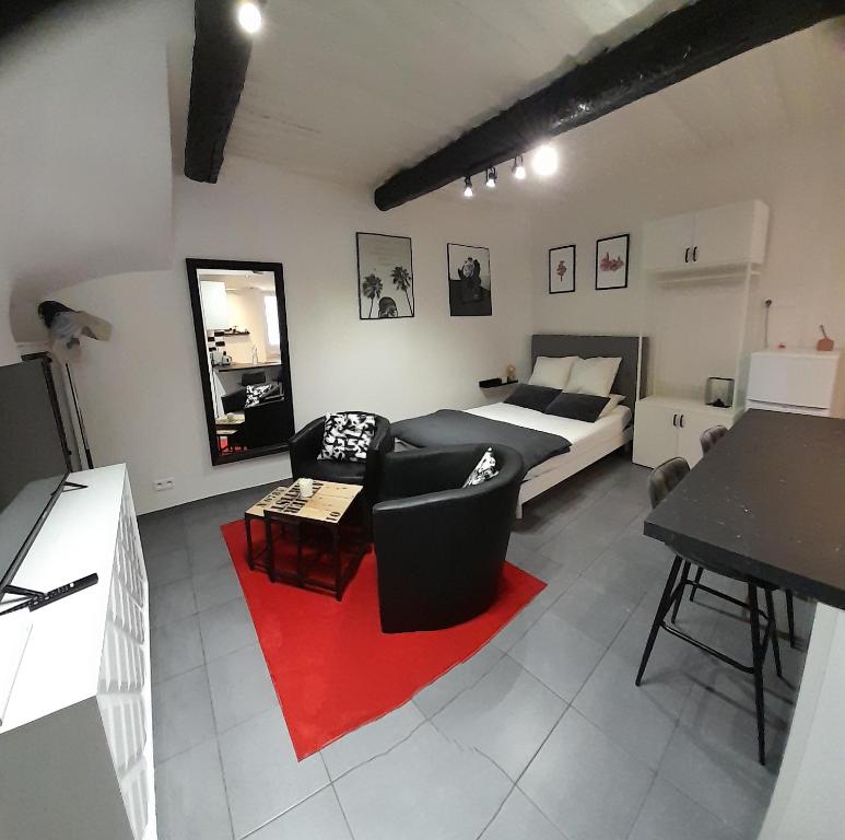 - un salon avec un lit et un tapis rouge dans l'établissement World Apartment Cannes, à Cannes