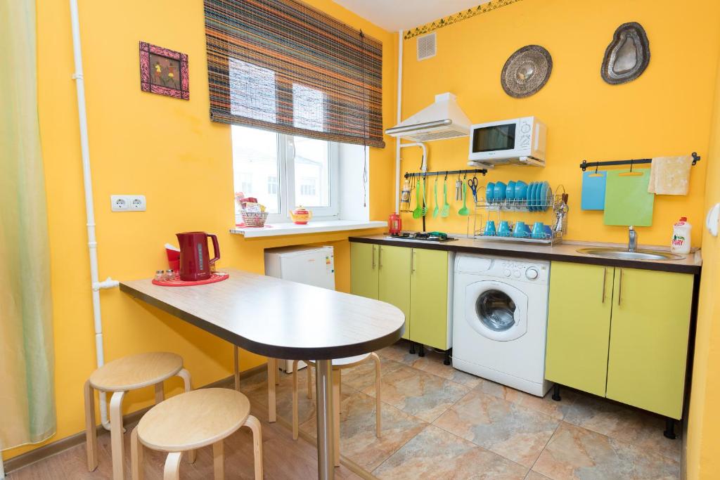 エカテリンブルクにあるСелимВсех на Вайнераの黄色のキッチン(テーブル、洗濯機付)