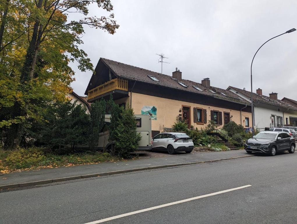 deux voitures garées devant une maison dans l'établissement Keltenpfad-Taunus Naturnah, 