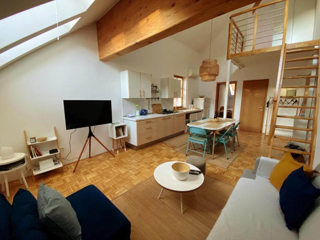 Cozy Apartment Bovec في بوفيك: غرفة معيشة مع أريكة وطاولة