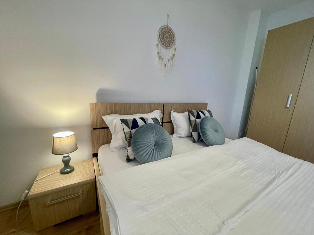 Giường trong phòng chung tại Travel Bucharest Airport Residences-SELF CHECK-IN