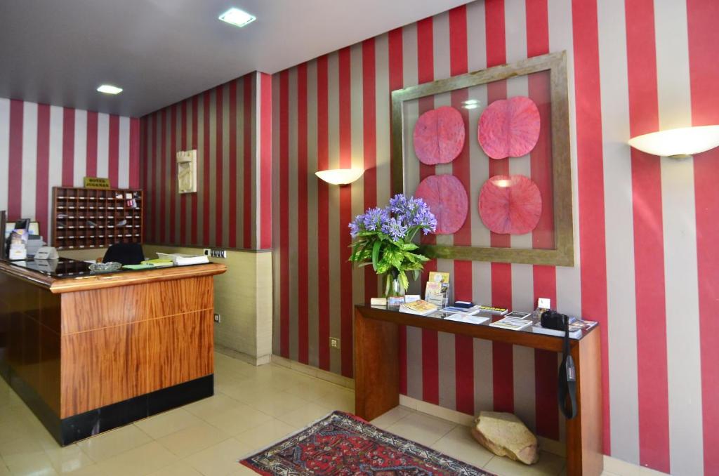 a salon with a red and white striped wall at Hotel Jucamar in Cangas de Morrazo