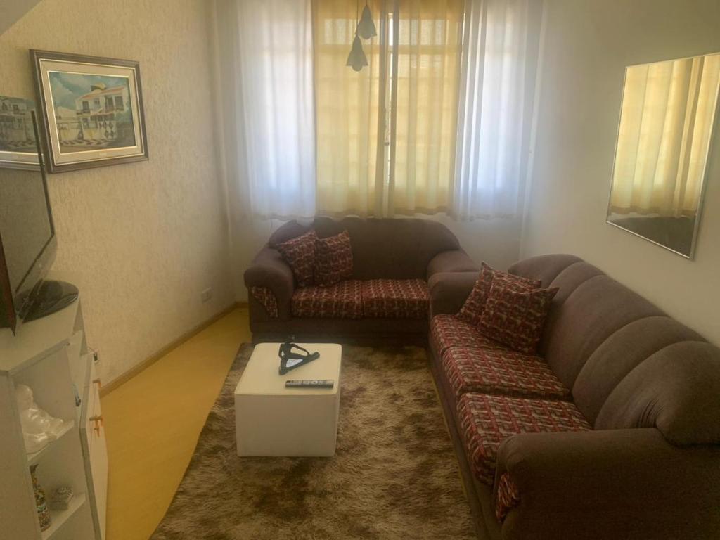 a living room with a couch and a coffee table at Triplex 5 min do Jardim Botânico in Curitiba