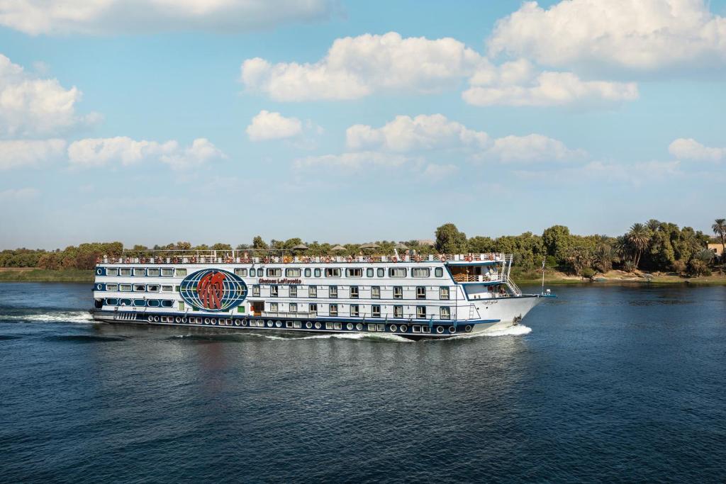 un grand bateau de croisière sur l'eau dans l'établissement MS Chateau Lafayette Nile Cruise - 4 nights from Luxor each Monday and 3 nights from Aswan each Friday, à Louxor