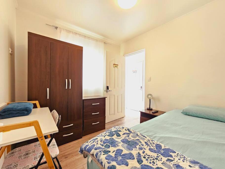 een slaapkamer met een bed, een bureau en een dressoir bij Alojamiento Privado 502 en Antofa in Antofagasta