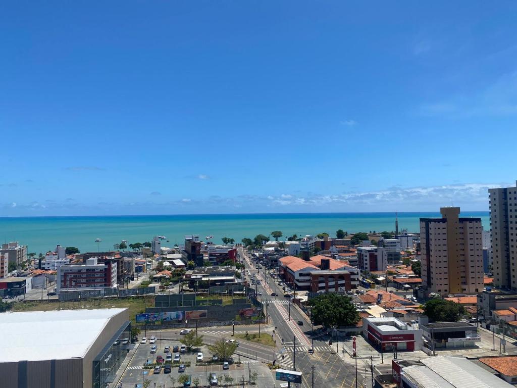 z powietrza widok na miasto z oceanem w obiekcie Personal Residence w mieście João Pessoa