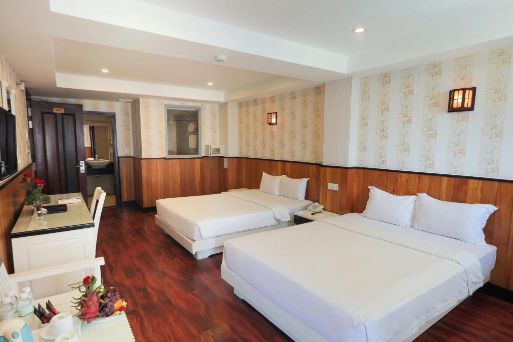 Postel nebo postele na pokoji v ubytování Golden Rain 2 Hotel
