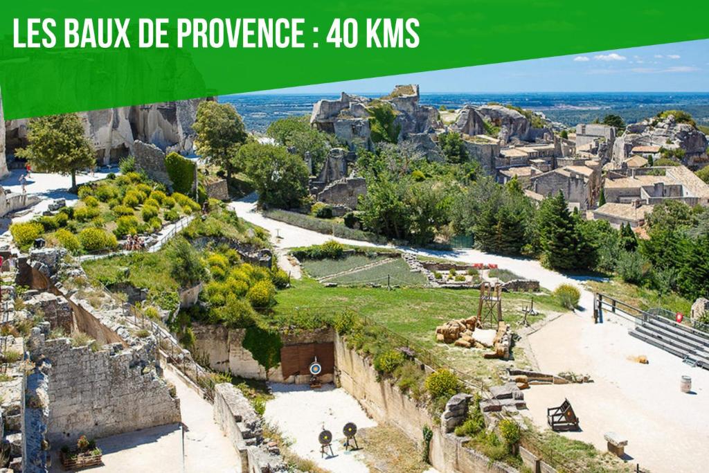 an image of a city with a green sign that reads le bank de provence at La Cigale - Vieux Village - Charmante Maisonnette climatisée avec Jardin in Villeneuve-lès-Avignon