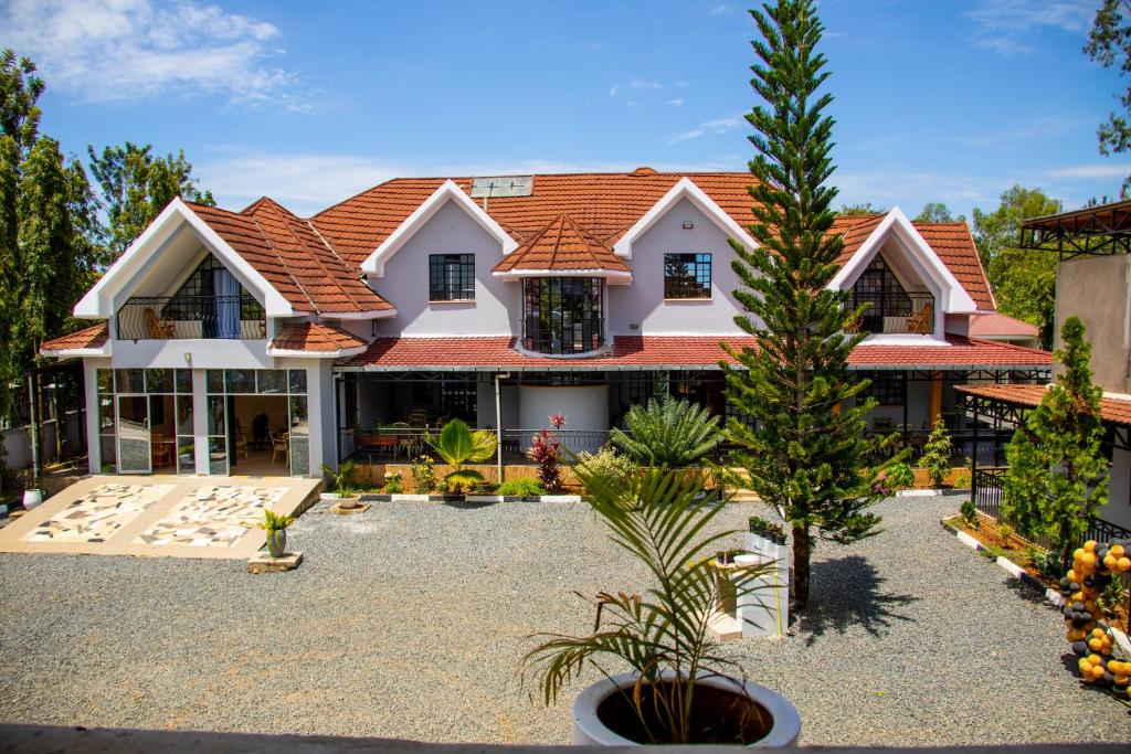 una imagen de una casa con patio en Mojoh Inn Hotel, en Ambira