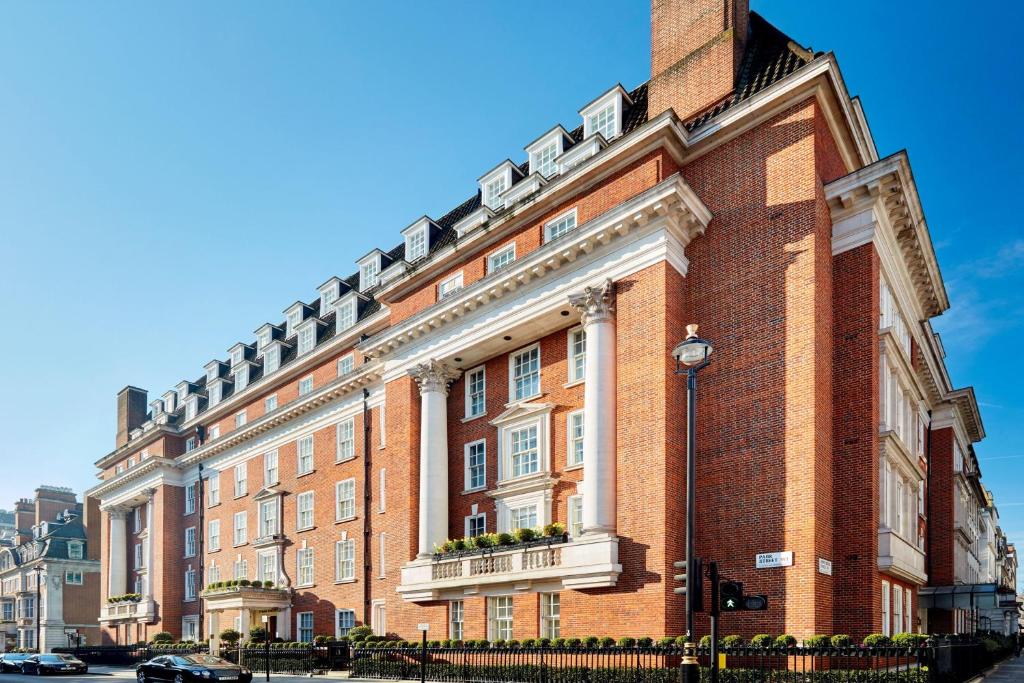 um grande edifício de tijolos vermelhos numa rua da cidade em Grand Residences by Marriott - Mayfair-London em Londres