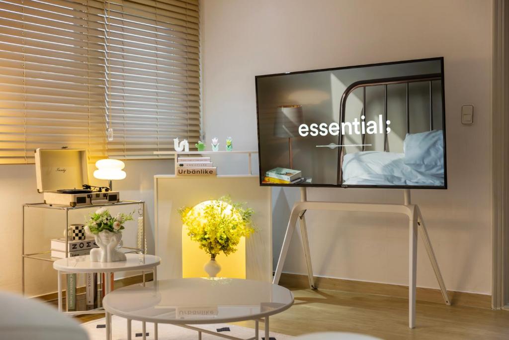 un soggiorno con una TV a parete di Free pick-up, 4 Beds, near Gangnam, Hongdae, Subway 8 mins, Spacious a Seul