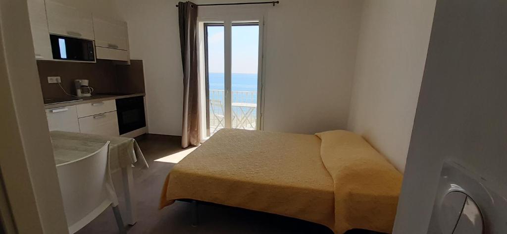 モリアニ・プラージュにあるRésidence Pascal Paoliの海の景色を望むキッチン付きの小さな客室です。