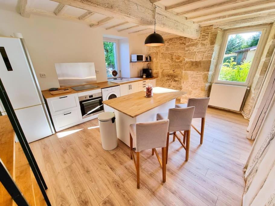 eine Küche mit einem Tisch und Stühlen im Zimmer in der Unterkunft Le Cottage 