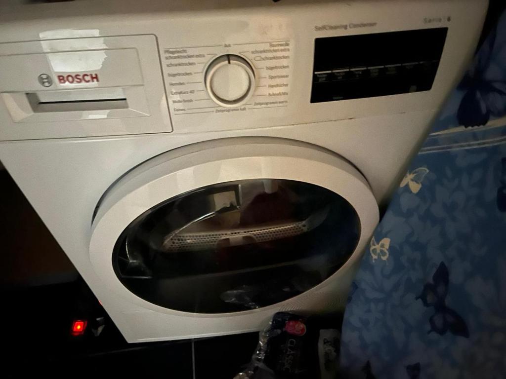 a white washing machine sitting in a room at Mobilierte 5 Zimmer Wohnung zur vermieten in Frankfurt