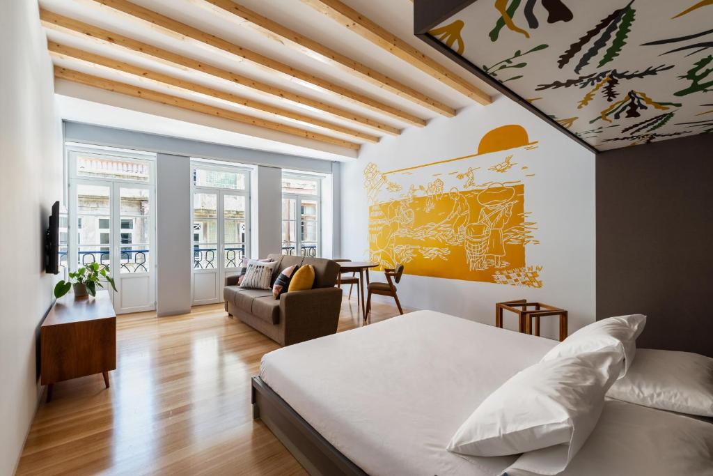 een slaapkamer met een bed en een woonkamer bij Pensao O Laranjeira in Viana do Castelo