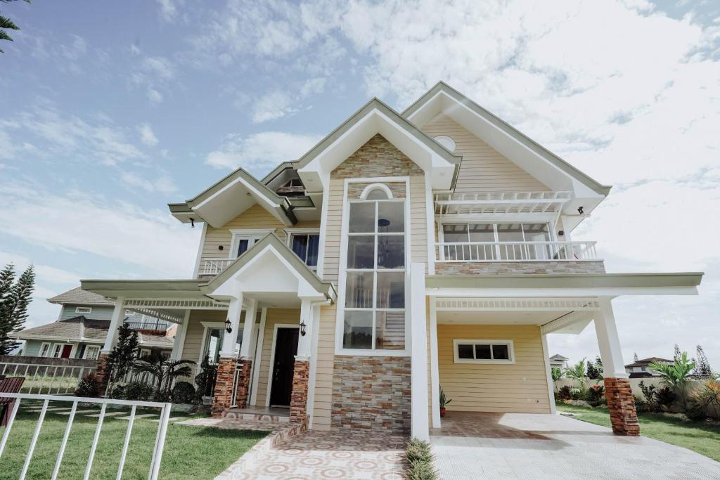 a house with a white at Cozy crib in Saratoga with Jacuzzi in Tagaytay