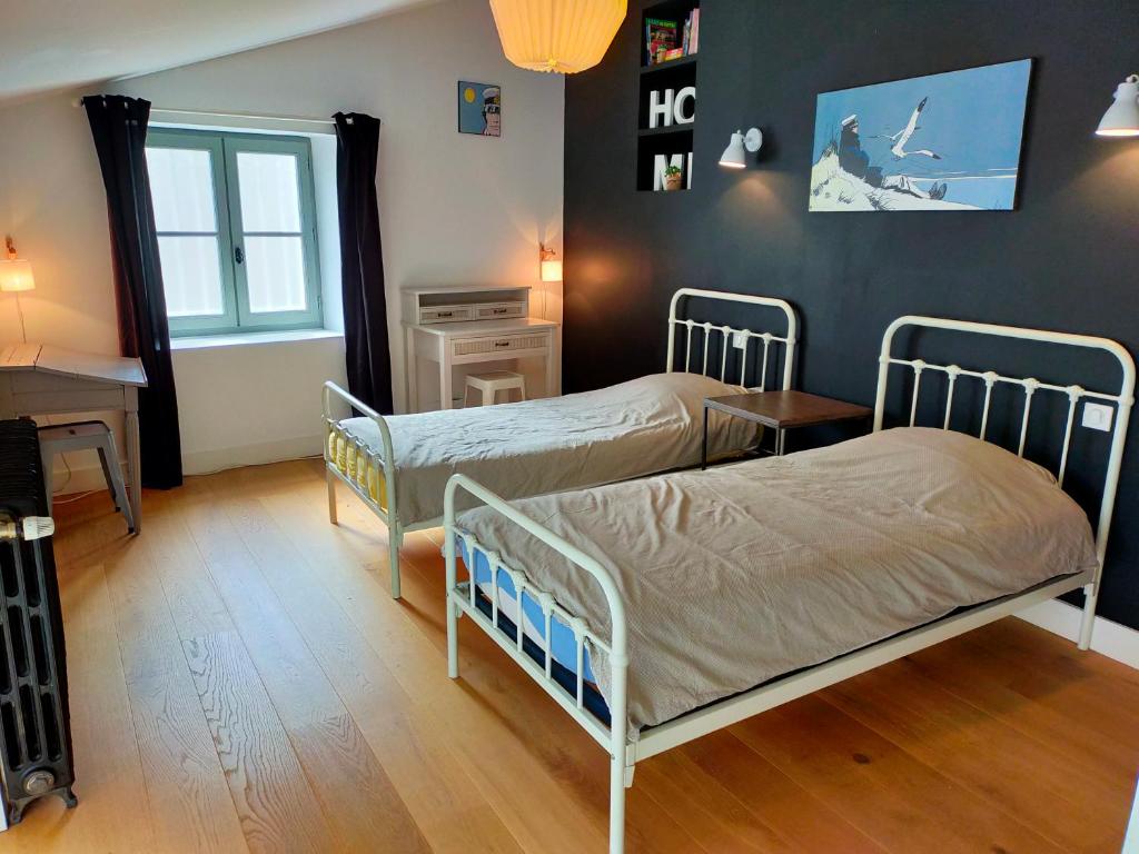 Ce dortoir comprend 2 lits superposés et une fenêtre. dans l&#39;établissement La Suite 14, à Cholet