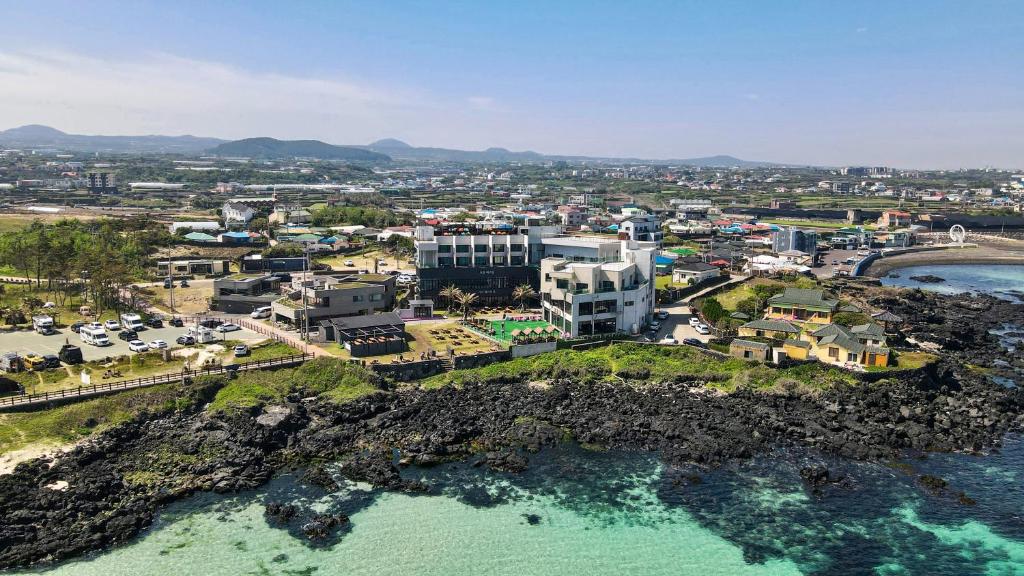 een luchtzicht op een stad en de oceaan bij Drama 2015 in Jeju-stad