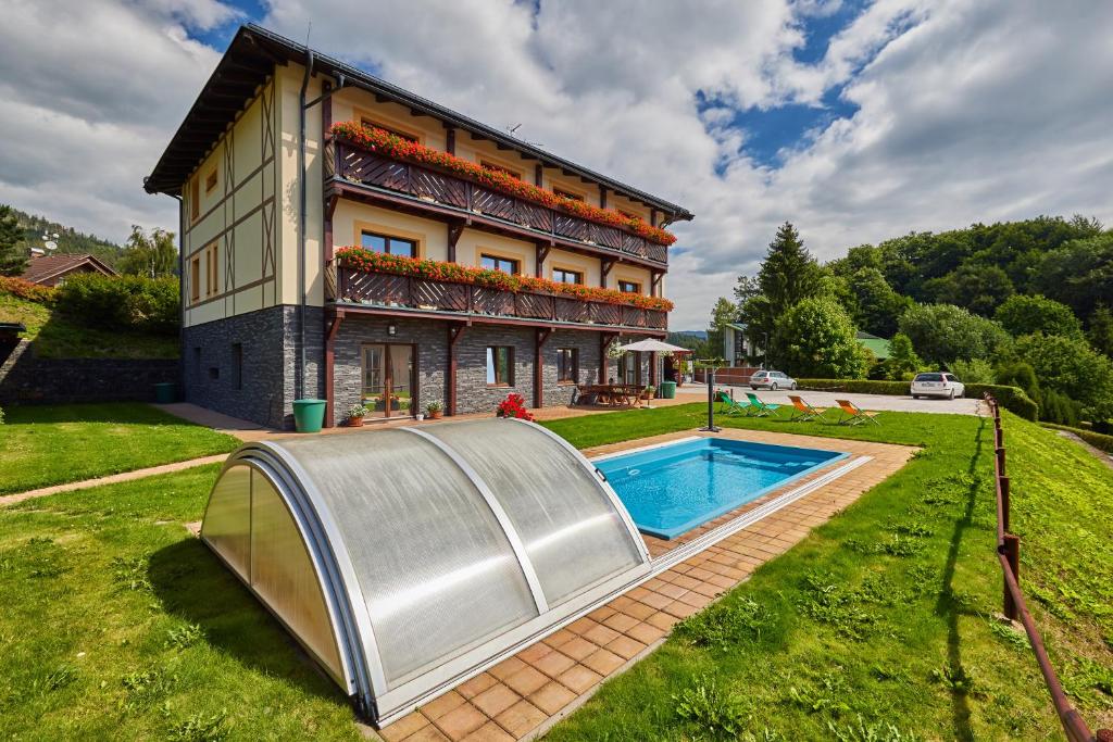 Bazén v ubytování Residence Ruth nebo v jeho okolí