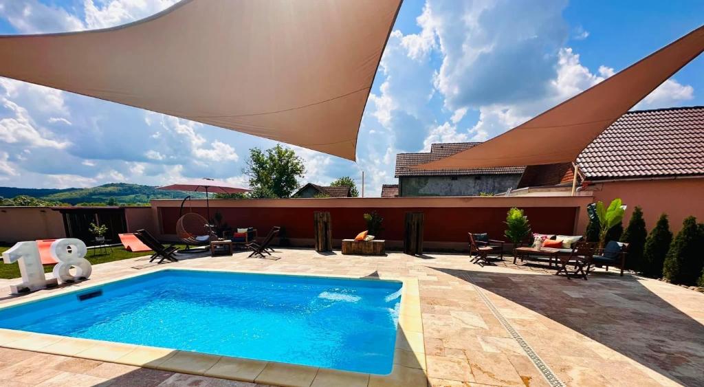 uma piscina em cima de uma casa em Villa 112 em Dîrlos