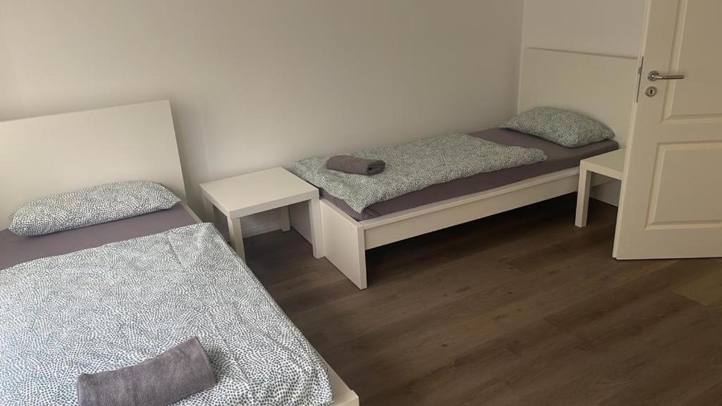 Kleines Zimmer mit 2 Betten und einem Tisch in der Unterkunft Wohnung Thea in Hannover
