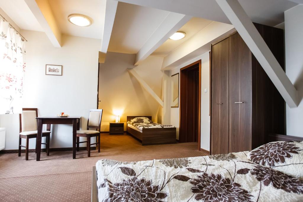 ウォムジャにあるSleep In Łomżaのベッドルーム1室(ベッド1台、テーブル、ベッドサイドシックスシックス付)