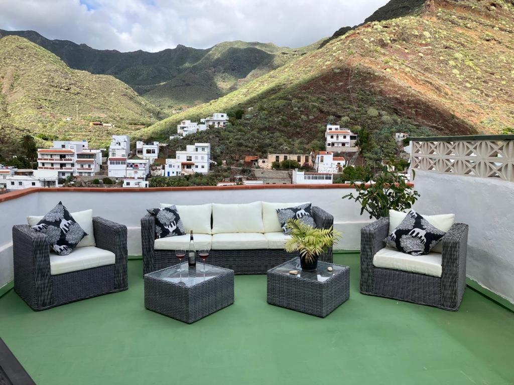 Casita Canaria في سانتا كروث دي تينيريفه: فناء مع أريكة وكراسي على شرفة