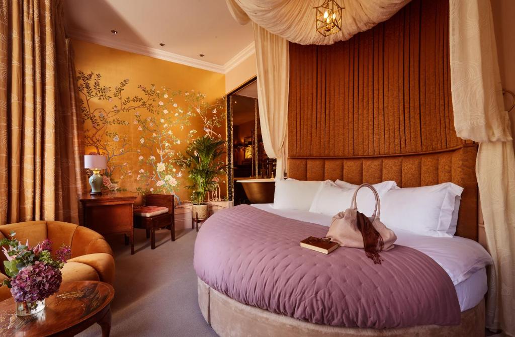 Cama ou camas em um quarto em The Portobello Hotel