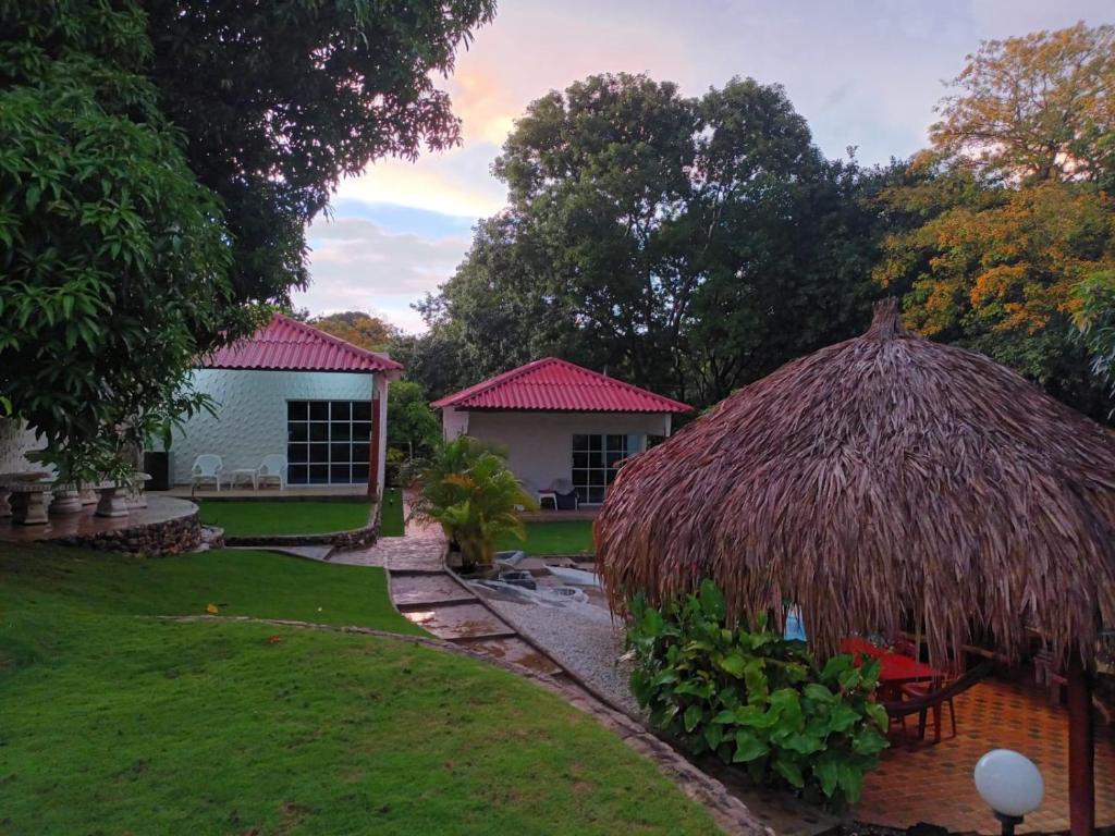 Aed väljaspool majutusasutust Finca de Nosotros
