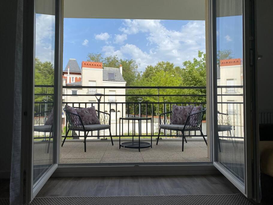 een balkon met 2 stoelen en een tafel bij Fantastique 2 pièces à Créteil in Créteil