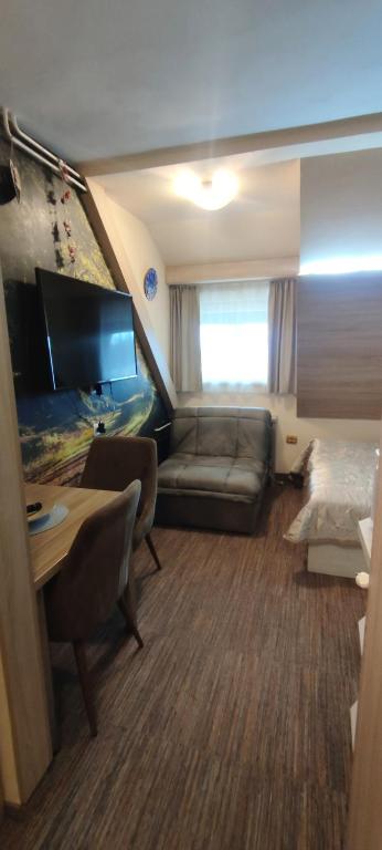 TV i/ili multimedijalni sistem u objektu Elite Apartment Konaci