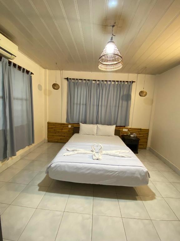 Postel nebo postele na pokoji v ubytování Ecran Riverfront Guesthouse