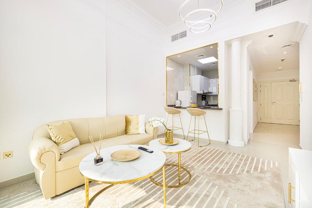 ドバイにあるLuxury 1 Bedroom On Marina Walk, Sleeps 5, 1 Min to Metroのソファとテーブルのあるリビングルーム