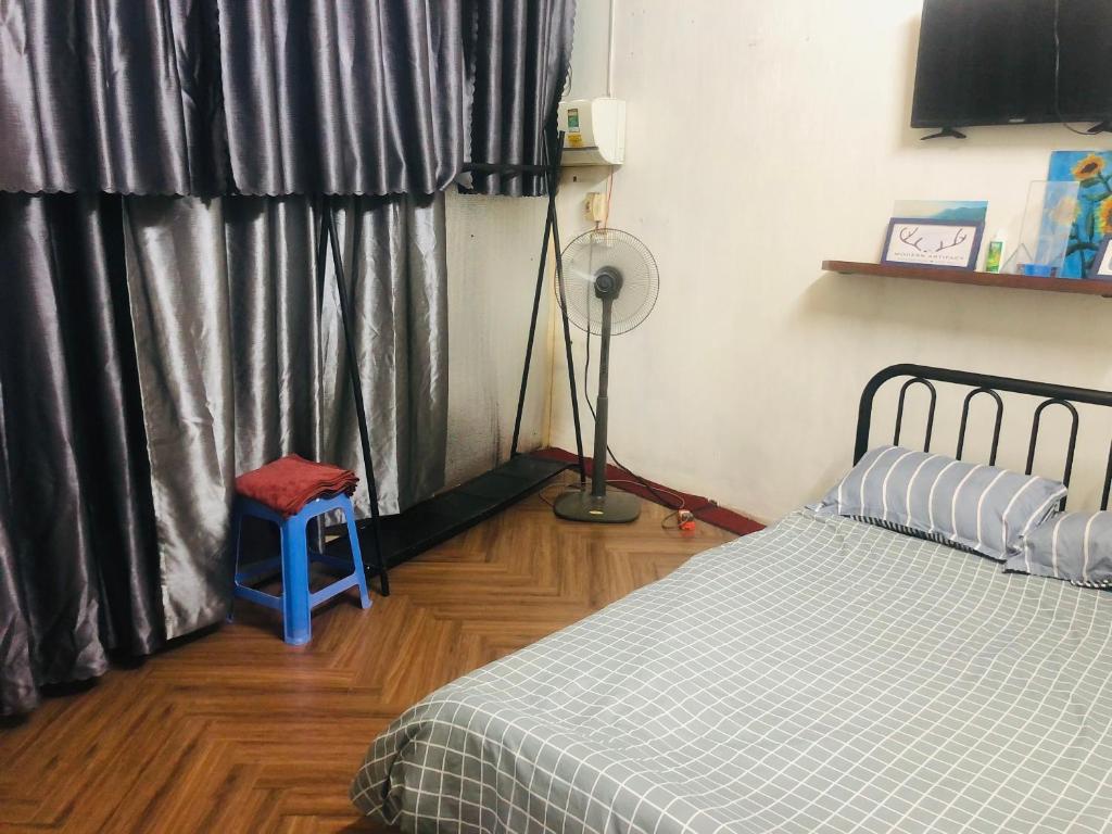 um quarto com uma cama e uma janela com cortinas em Head of Old Quater - CHEAP em Hanói