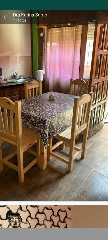 uma mesa de jantar com 2 cadeiras e uma mesa e uma mesa e uma espreguiçadeira em Leon Ezeiza Apartment em Monte Grande