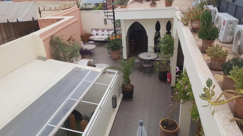 een uitzicht op een patio met potplanten bij Riad Safina in Marrakesh