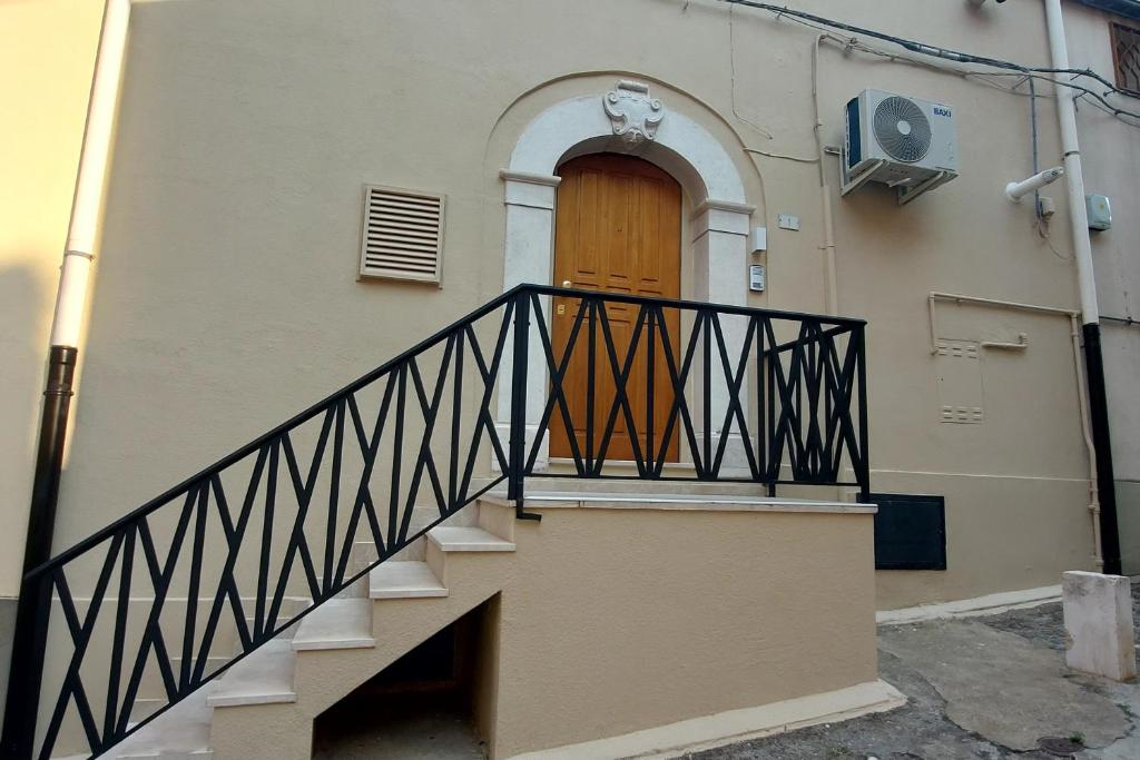 Un escalier mène à une maison avec une porte en bois. dans l'établissement La Maison d'Annette, à Lavello