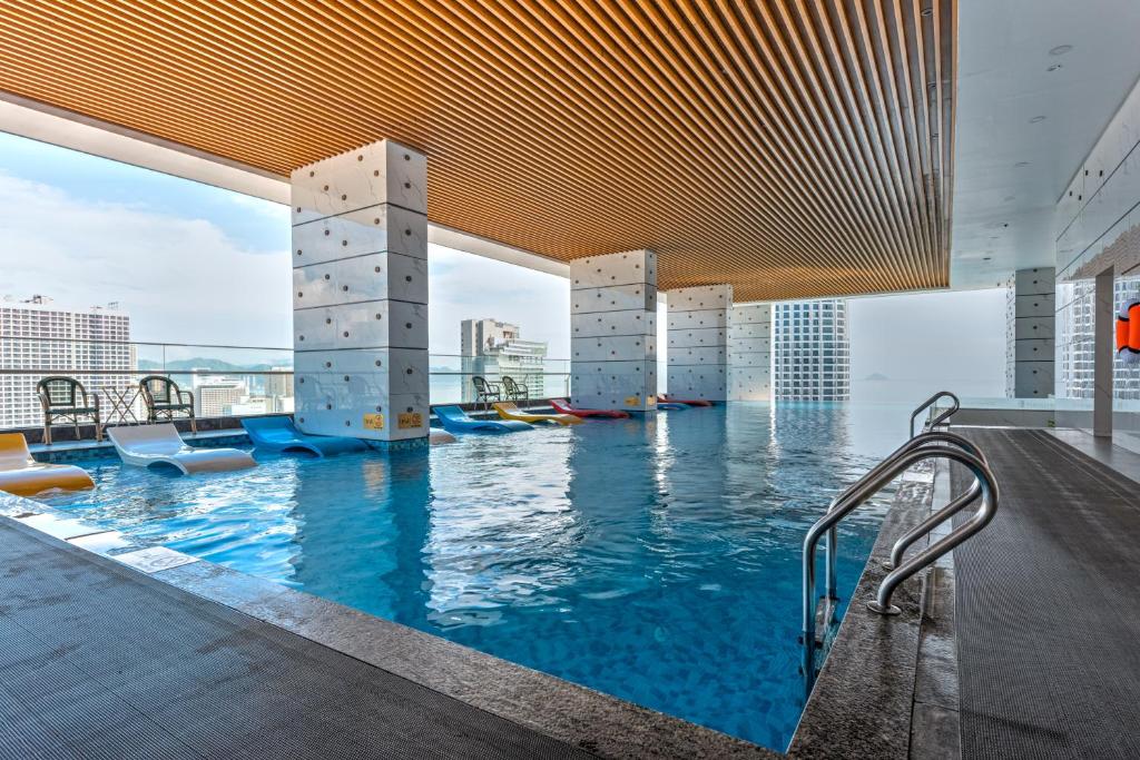 een zwembad in een gebouw met uitzicht bij S Lux Apartment Virgo in Nha Trang