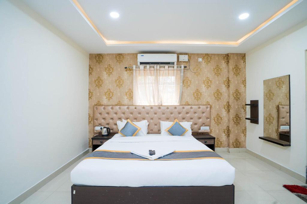 1 dormitorio con 1 cama grande en una habitación en Hotel Accor Inn, en Bangalore