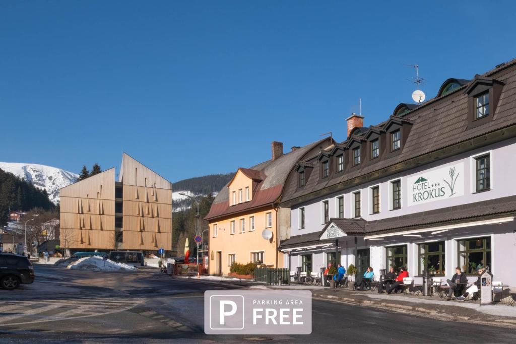Nespecifikovaný výhled na hory nebo výhled na hory při pohledu z hotelu