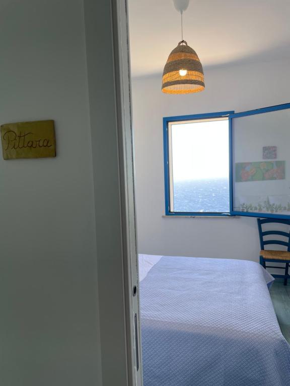 Postel nebo postele na pokoji v ubytování TENUTA TAURIANUM PanoramicHouse e PanoramicB&B