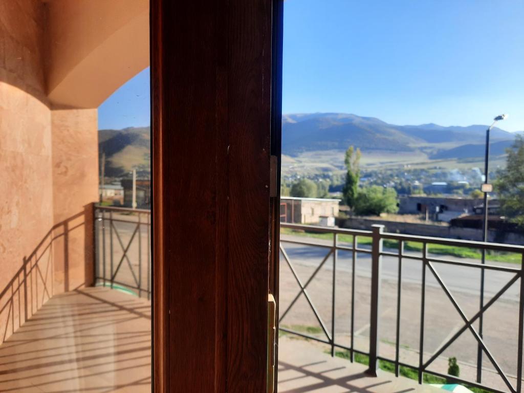 Nespecifikovaný výhled na hory nebo výhled na hory při pohledu z hotelu