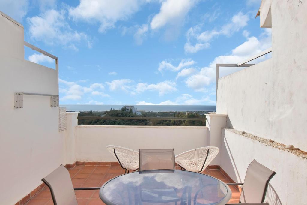 Zdjęcie z galerii obiektu Dúplex estilo boho con increíble terraza y vistas al mar en Estepona - Las Abejeras 609 w mieście Estepona
