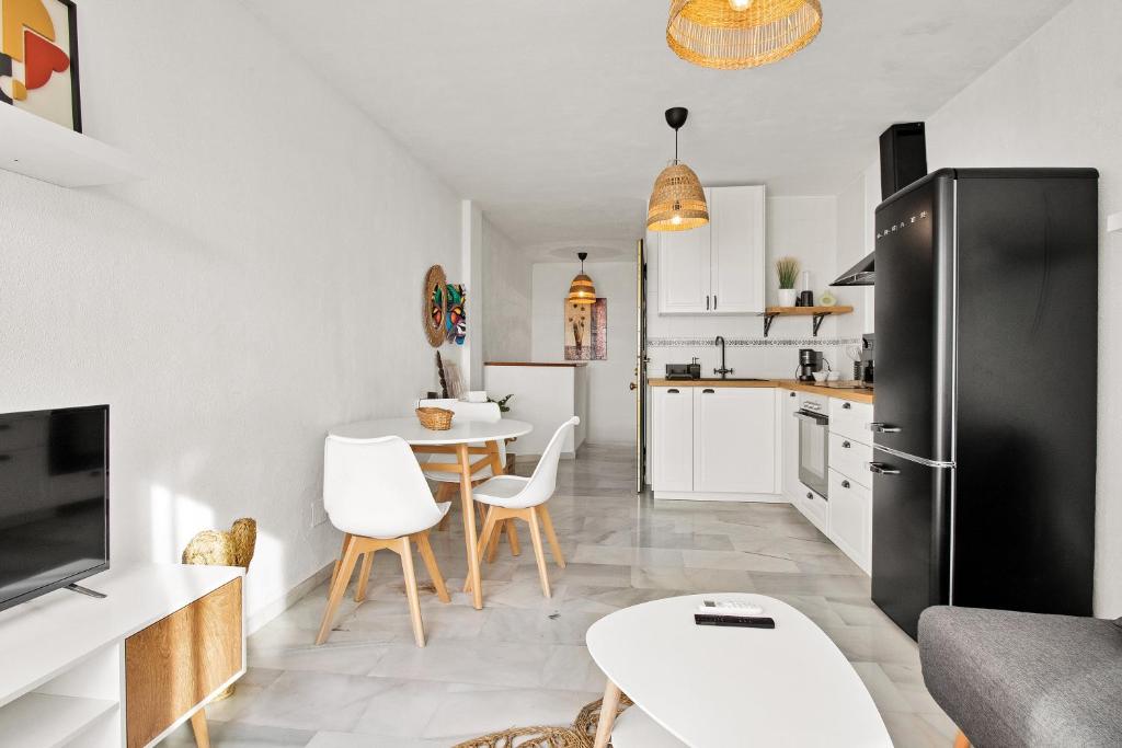 Zdjęcie z galerii obiektu Dúplex estilo boho con increíble terraza y vistas al mar en Estepona - Las Abejeras 609 w mieście Estepona