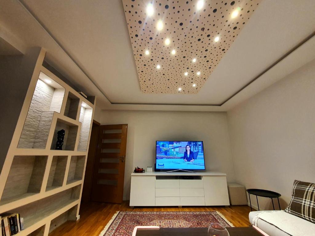 Una televisión o centro de entretenimiento en Apartman HEART OF SARAJEVO,Bascarsija